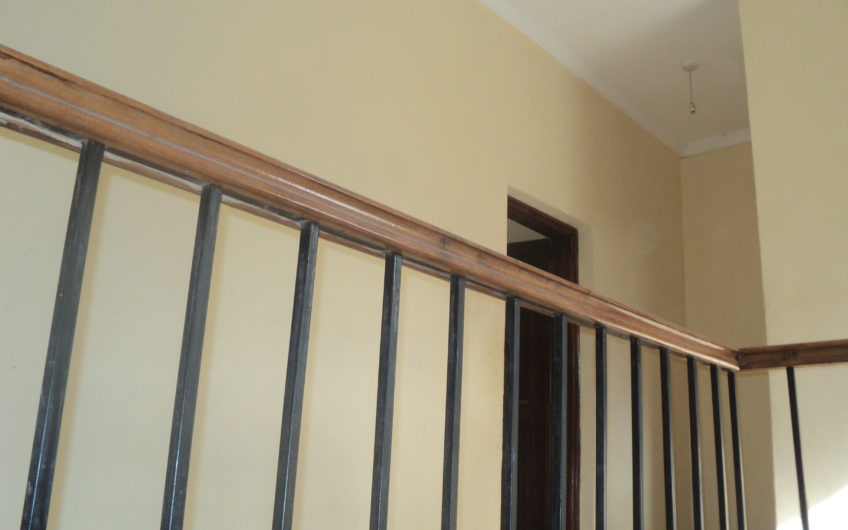 Old Maisonette at Senior staff touching Msa. Rd, Athiriver on 50X100